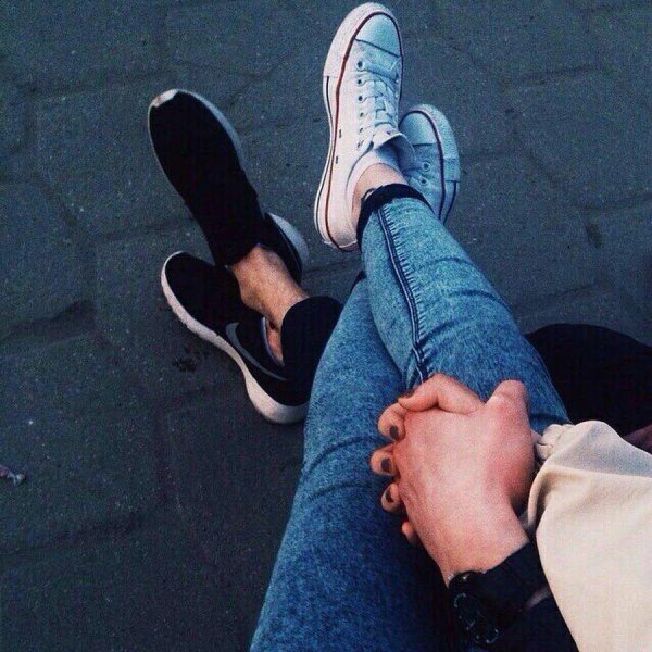 Девушка и парень без лица