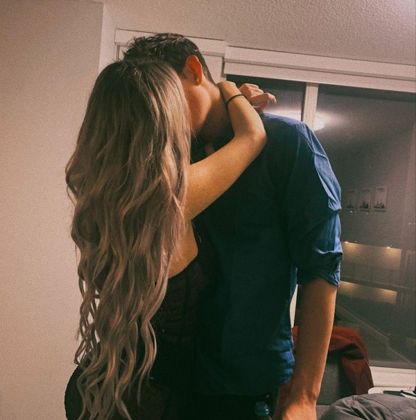 Девушка и парень без лица