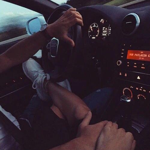 Девушка и парень без лица