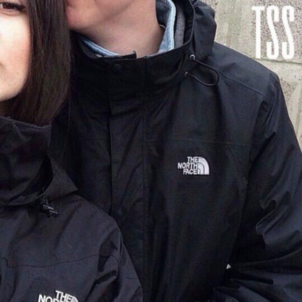 Девушка и парень без лица