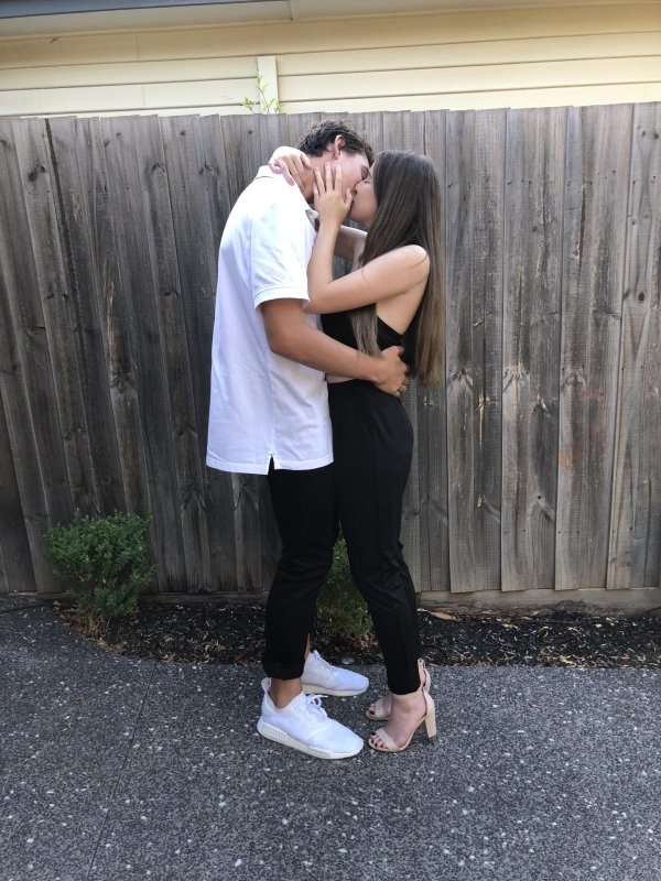 Девушка и парень без лица