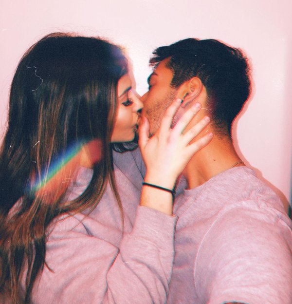 Девушка и парень без лица