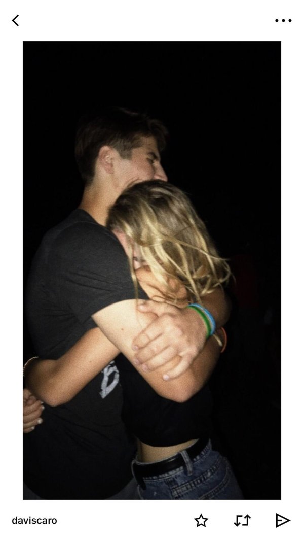 Девушка и парень без лица