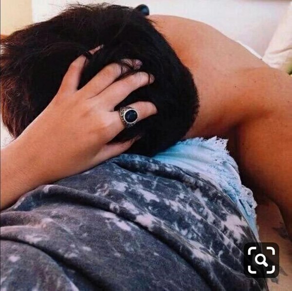 Девушка и парень без лица