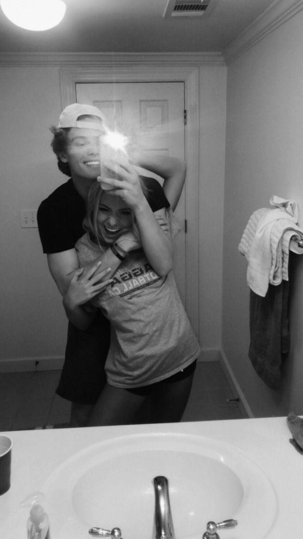 Девушка и парень без лица