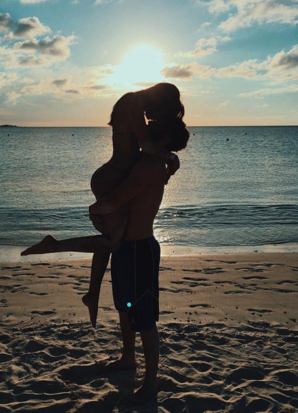 Девушка и парень без лица