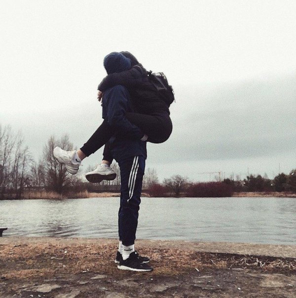 Девушка и парень без лица