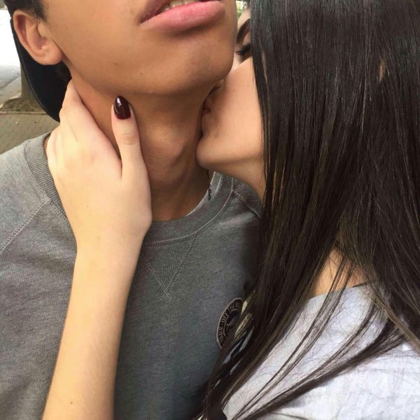 Девушка и парень без лица