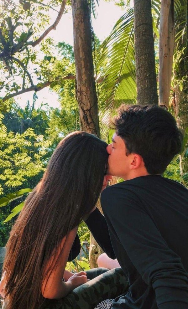 Девушка и парень без лица