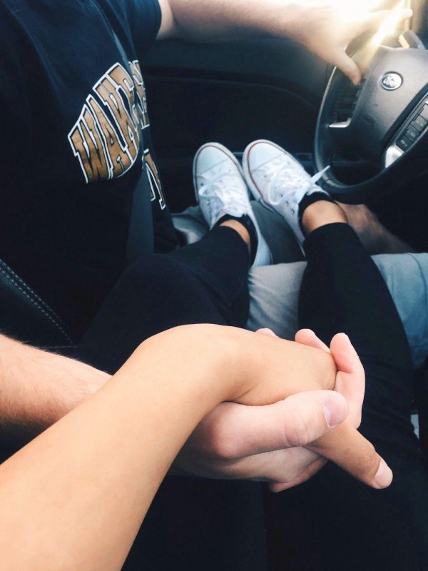 Девушка и парень без лица