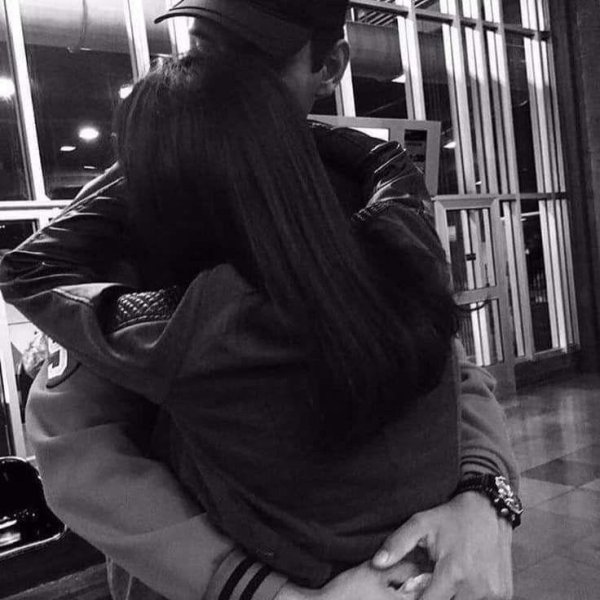 Девушка и парень без лица