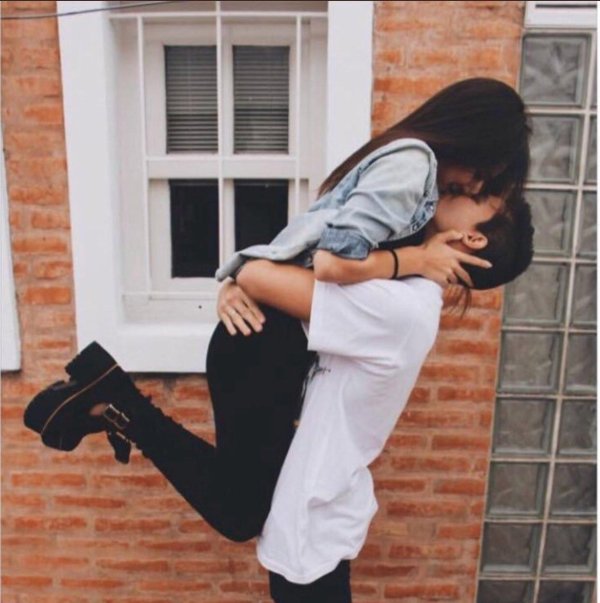 Девушка и парень без лица