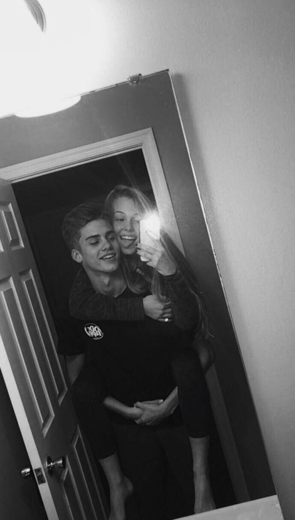 Девушка и парень без лица