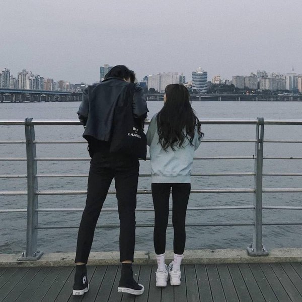 Девушка и парень без лица