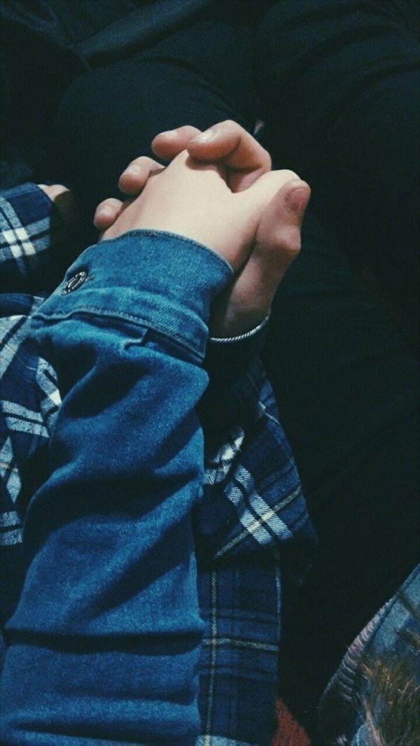 Девушка и парень без лица