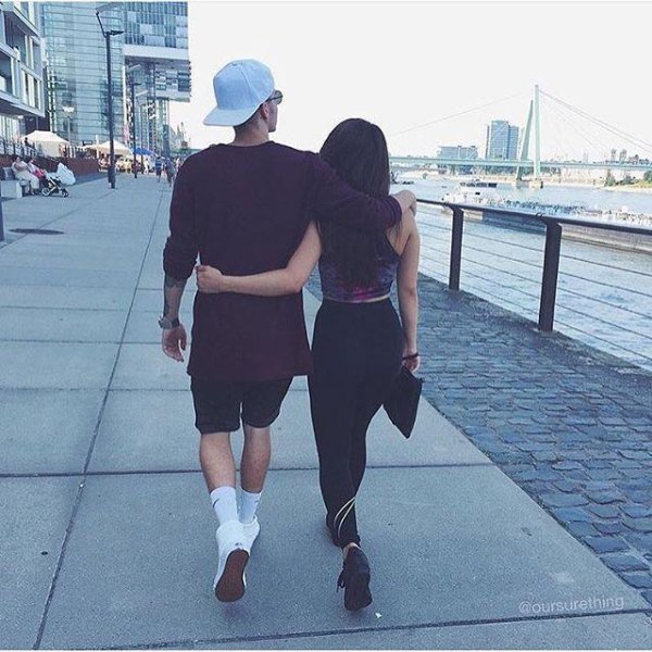 Девушка и парень без лица