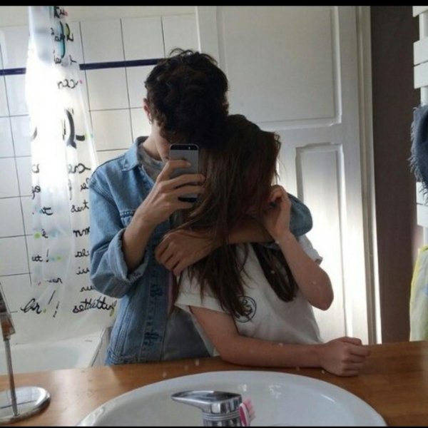 Девушка и парень без лица