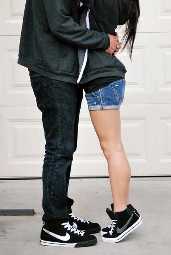 Девушка и парень без лица