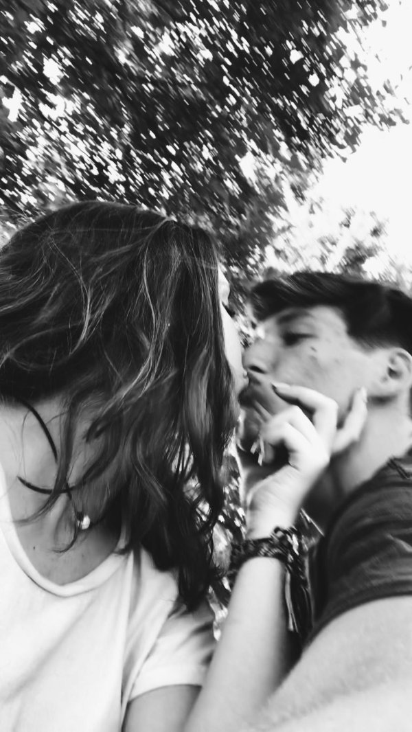 Девушка и парень без лица