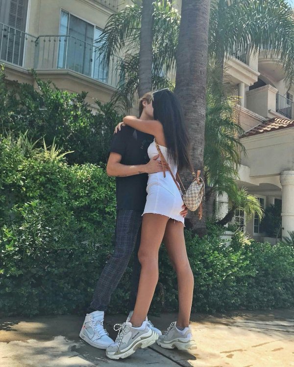 Девушка и парень без лица