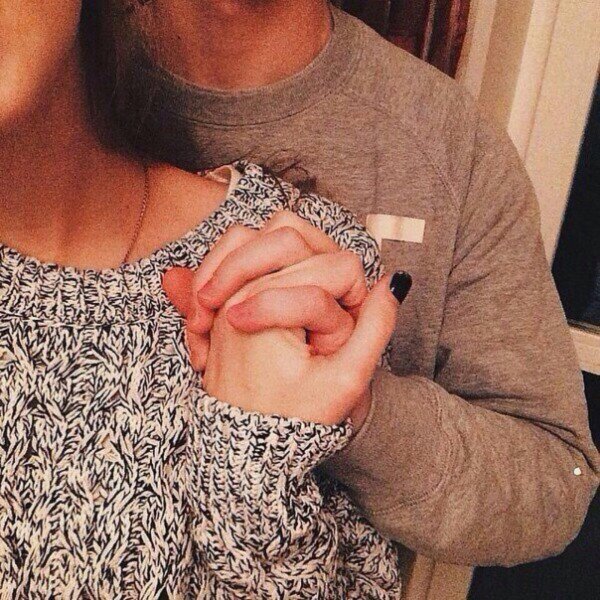 Девушка и парень без лица