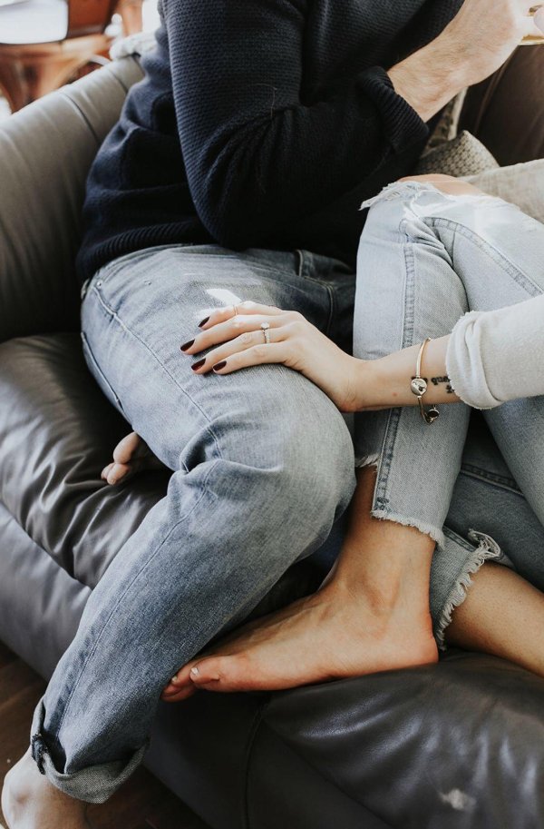 Девушка и парень без лица