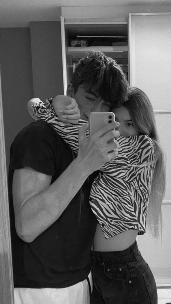 Девушка и парень без лица