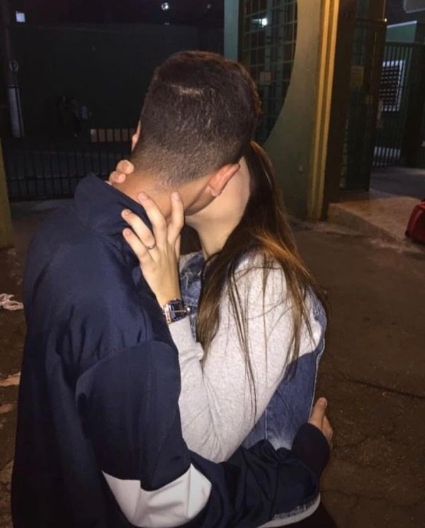 Девушка и парень без лица