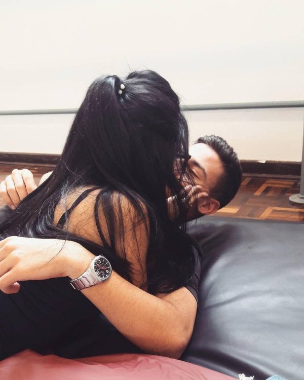 Девушка и парень без лица