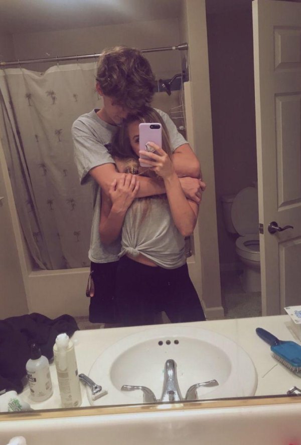 Девушка и парень без лица