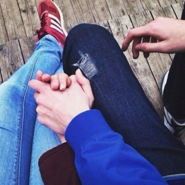 Девушка и парень без лица