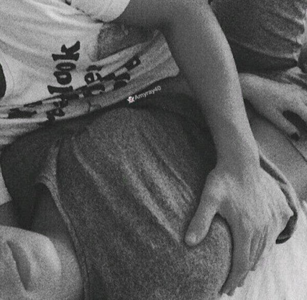 Девушка и парень без лица