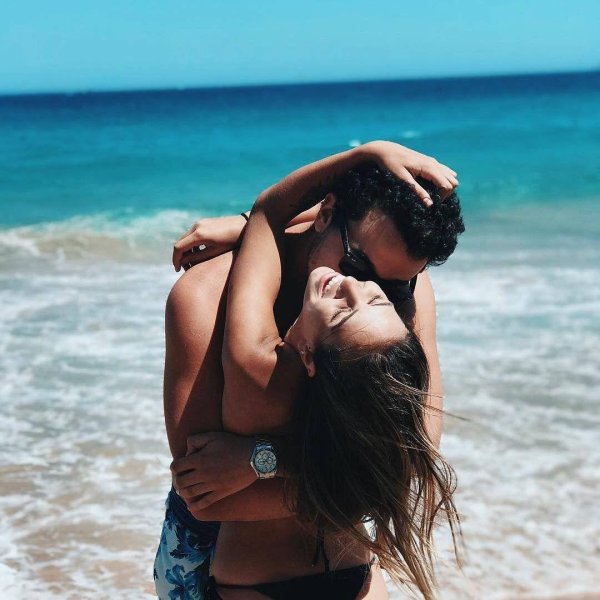 На море парень и девушка