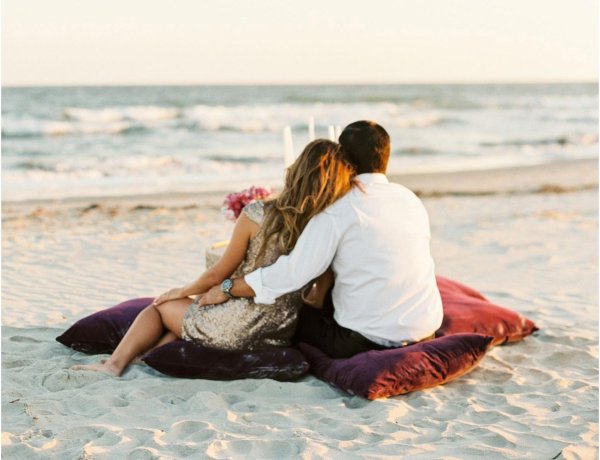 На море парень и девушка