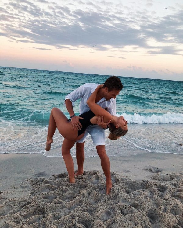 На море парень и девушка