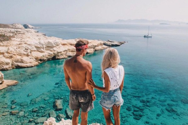 На море парень и девушка