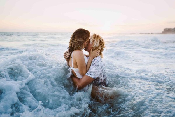 На море парень и девушка