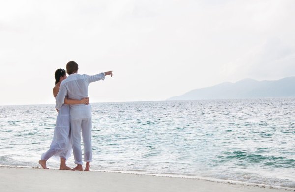 На море парень и девушка