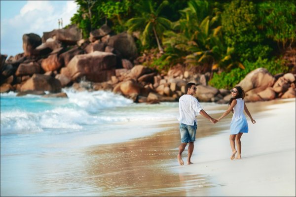 На море парень и девушка