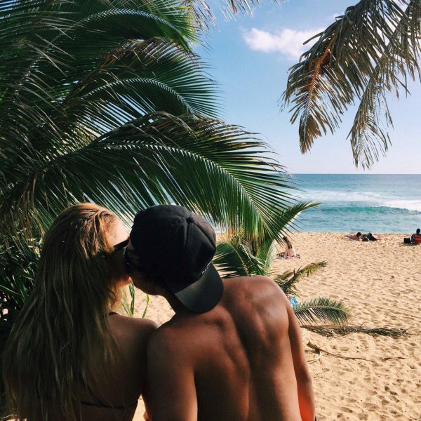 На море парень и девушка