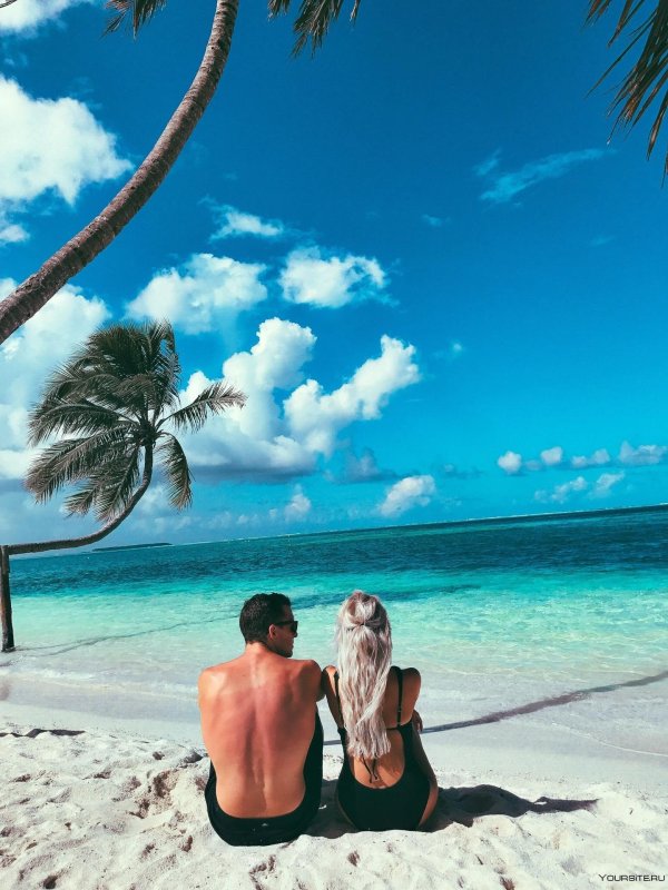 На море парень и девушка