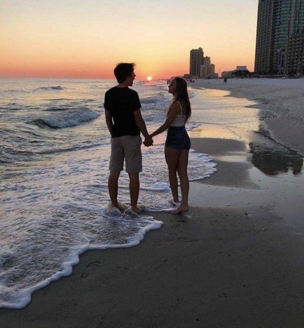 На море парень и девушка