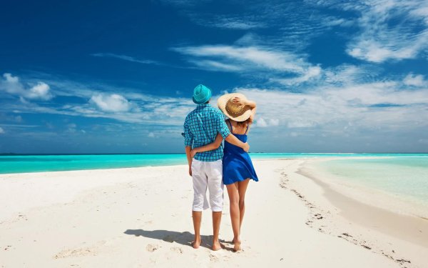 На море парень и девушка