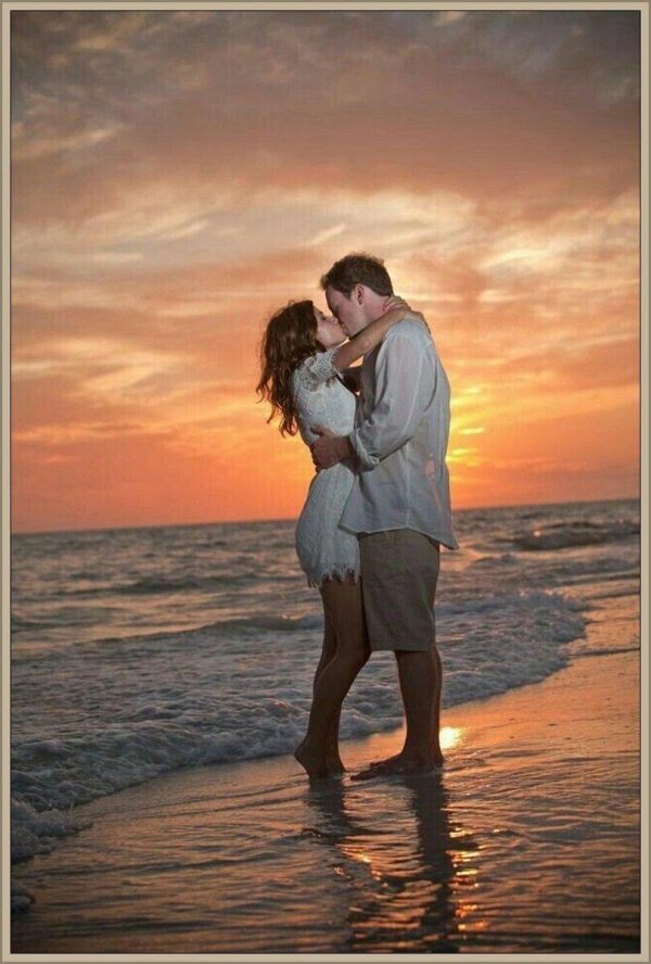 На море парень и девушка