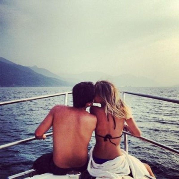 На море парень и девушка