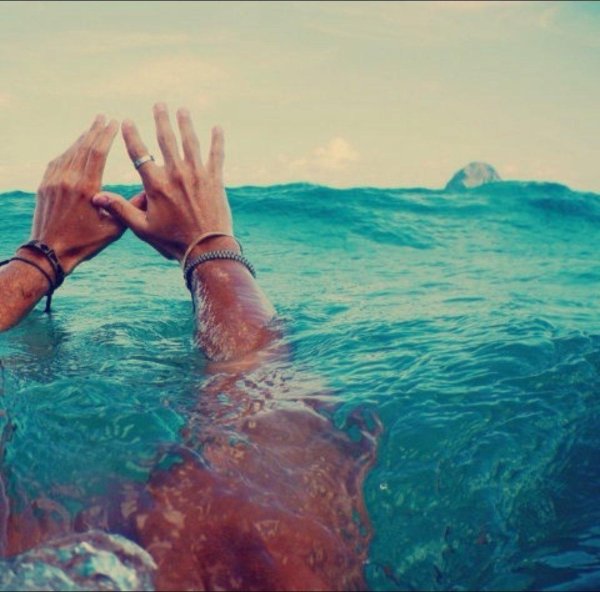 На море парень и девушка