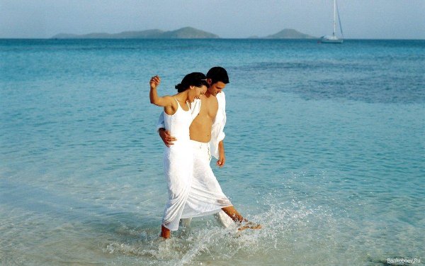 На море парень и девушка