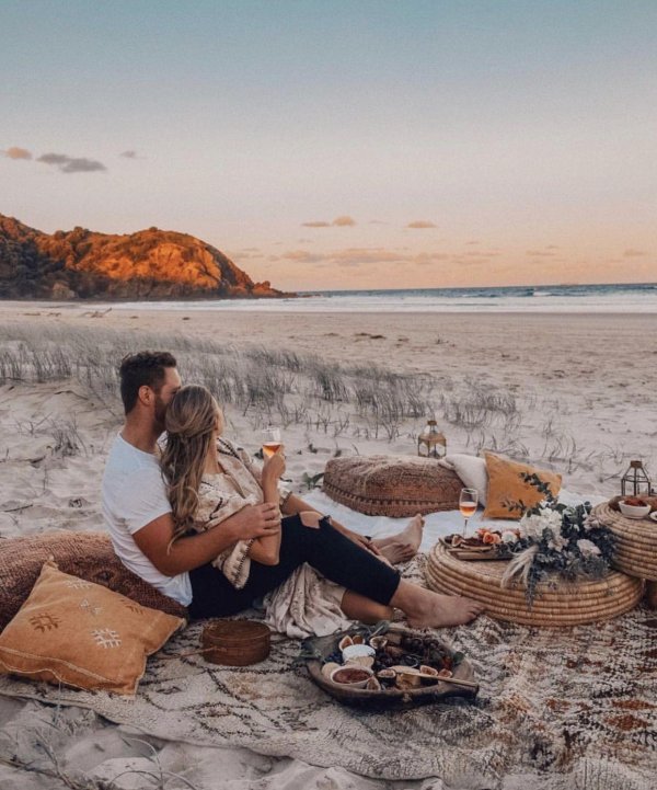 На море парень и девушка