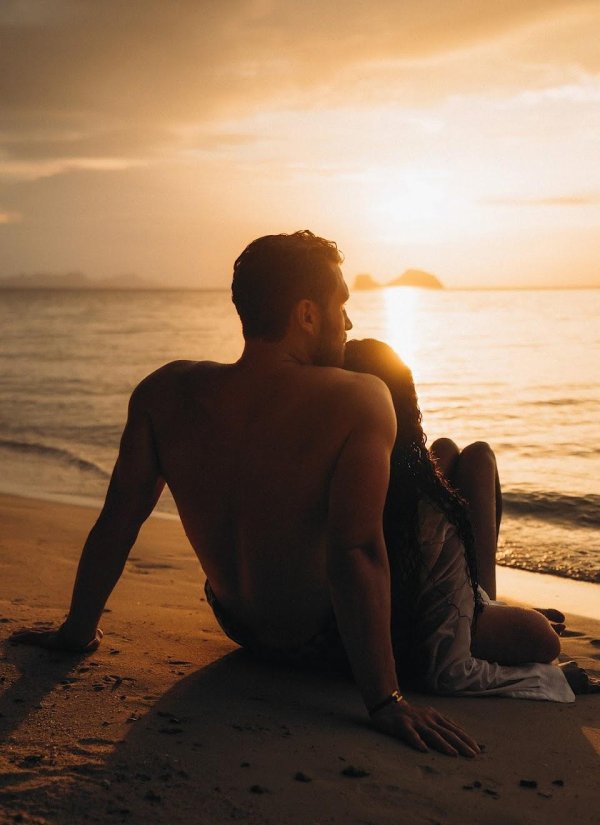 На море парень и девушка