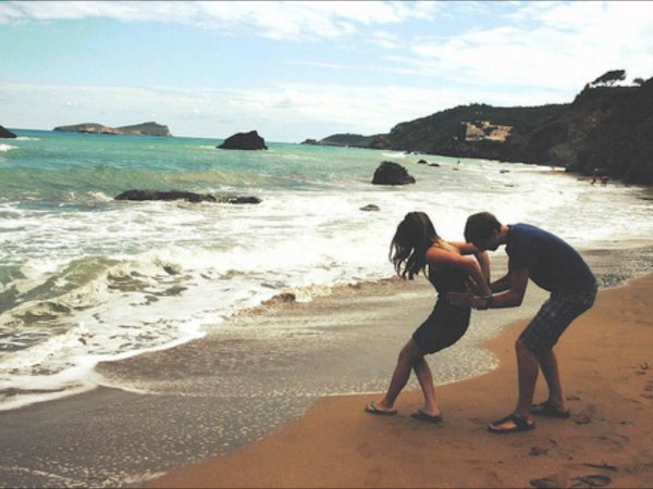 На море парень и девушка